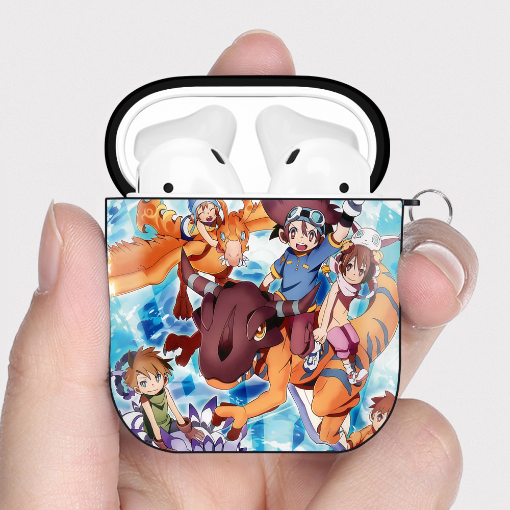 （画像用） Digimon デジタルモンスター/デジモン AirPods 第2世代保護ケース ハードシェル ブラック 耐衝撃・防指紋・カラビナ付き
