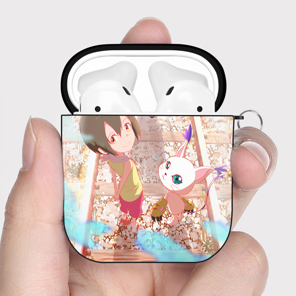 （画像用） Digimon デジタルモンスター/デジモン AirPods 第2世代保護ケース ハードシェル ブラック 耐衝撃・防指紋・カラビナ付き