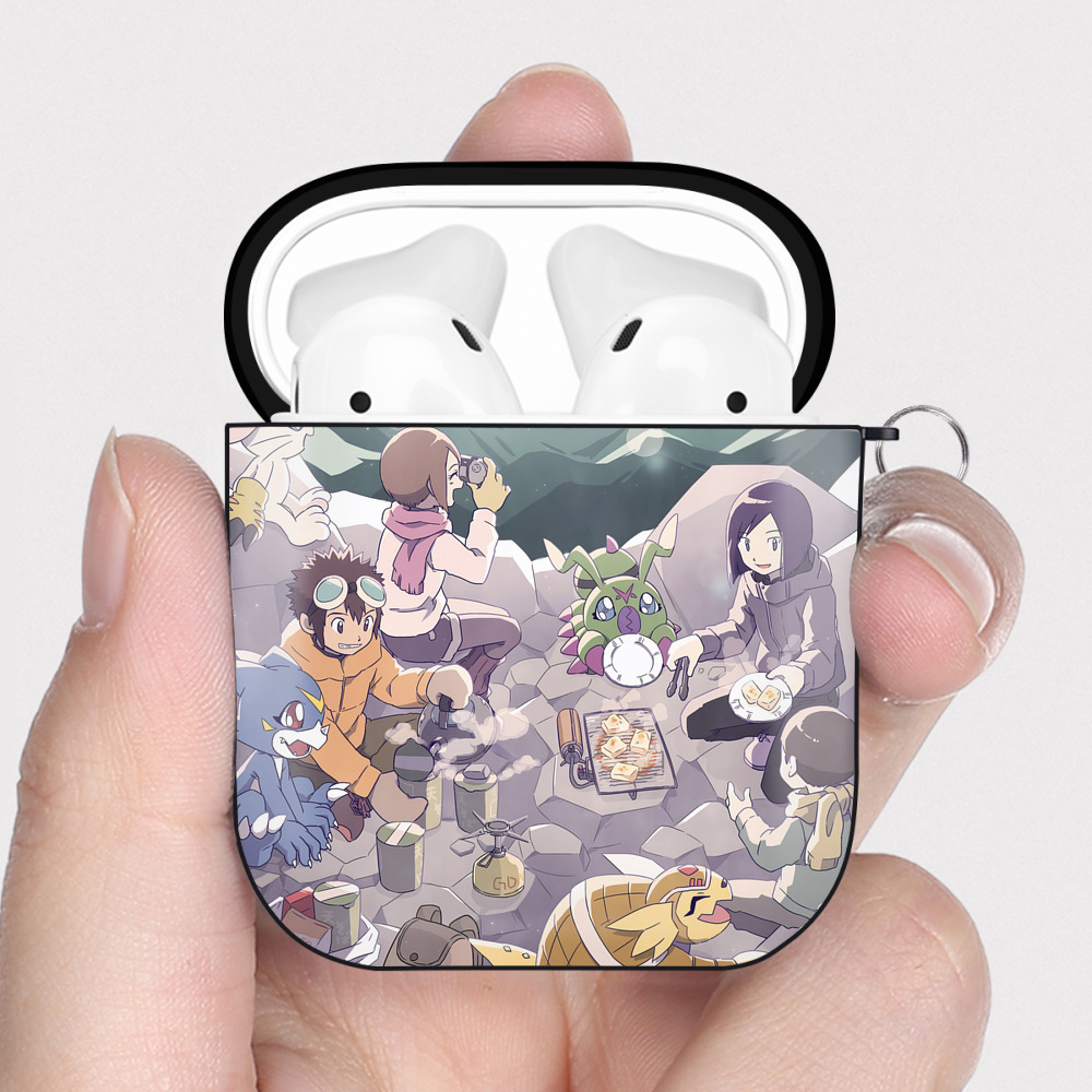 （画像用） Digimon デジタルモンスター/デジモン AirPods 第2世代保護ケース ハードシェル ブラック 耐衝撃・防指紋・カラビナ付き