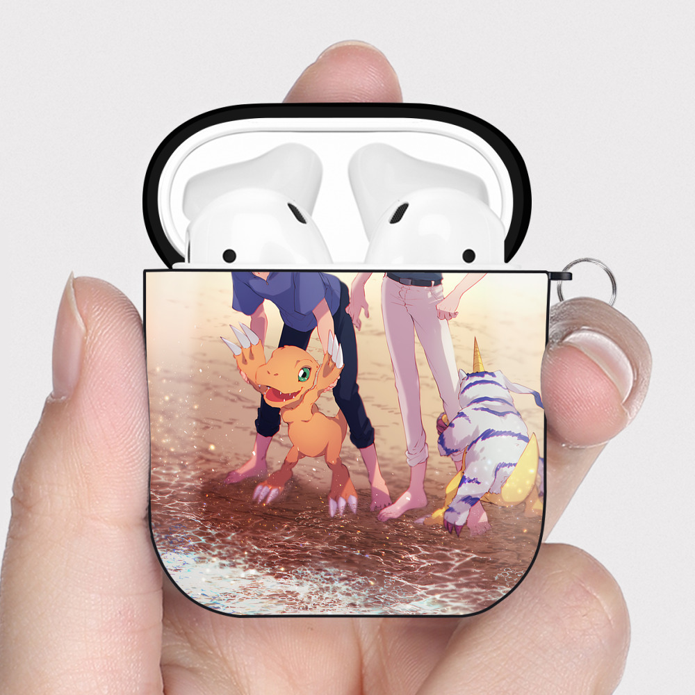 （画像用） Digimon デジタルモンスター/デジモン AirPods 第2世代保護ケース ハードシェル ブラック 耐衝撃・防指紋・カラビナ付き
