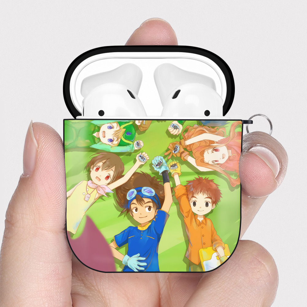 （画像用） Digimon デジタルモンスター/デジモン AirPods 第2世代保護ケース ハードシェル ブラック 耐衝撃・防指紋・カラビナ付き