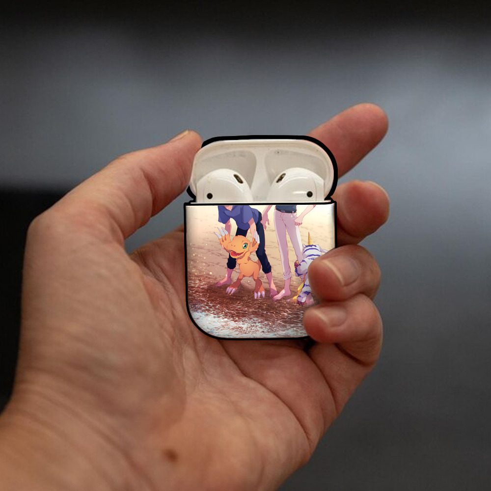 Digimon デジタルモンスター/デジモン AirPods 第2世代保護ケース ハードシェル ブラック 耐衝撃・防指紋・カラビナ付き