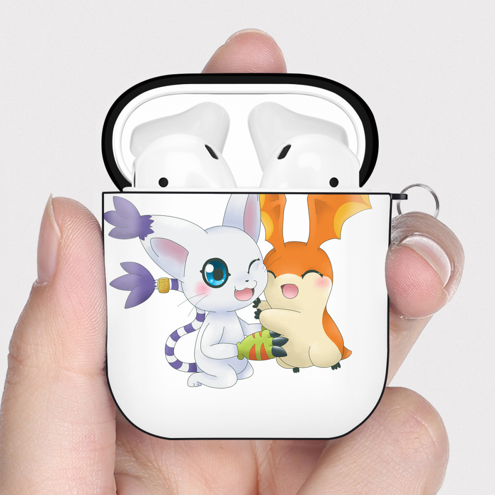 （画像用） Digimon デジタルモンスター/デジモン AirPods 第2世代保護ケース ハードシェル ブラック 耐衝撃・防指紋・カラビナ付き