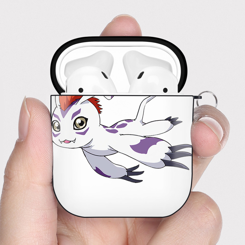 （画像用） Digimon デジタルモンスター/デジモン AirPods 第2世代保護ケース ハードシェル ブラック 耐衝撃・防指紋・カラビナ付き