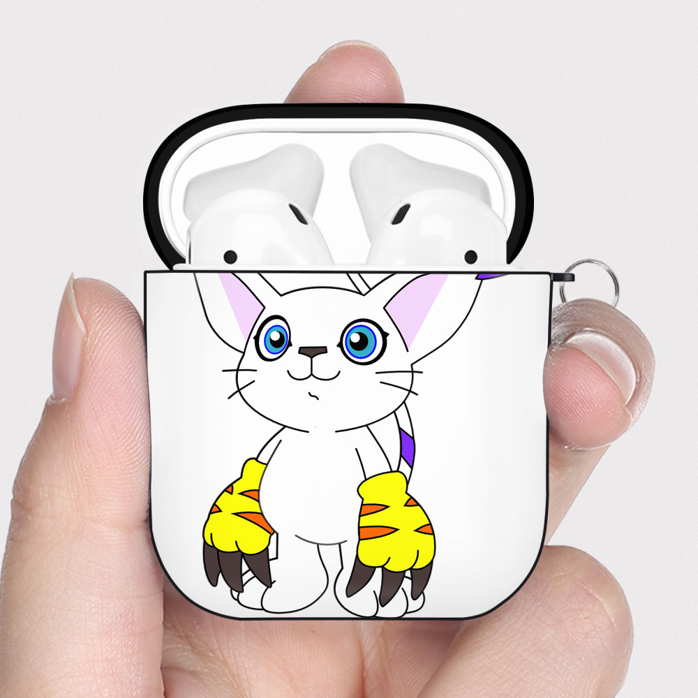 （画像用） Digimon デジタルモンスター/デジモン AirPods 第2世代保護ケース ハードシェル ブラック 耐衝撃・防指紋・カラビナ付き