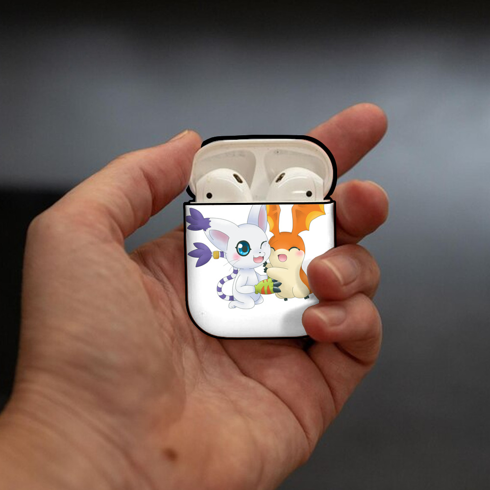 Digimon デジタルモンスター/デジモン AirPods 第2世代保護ケース ハードシェル ブラック 耐衝撃・防指紋・カラビナ付き