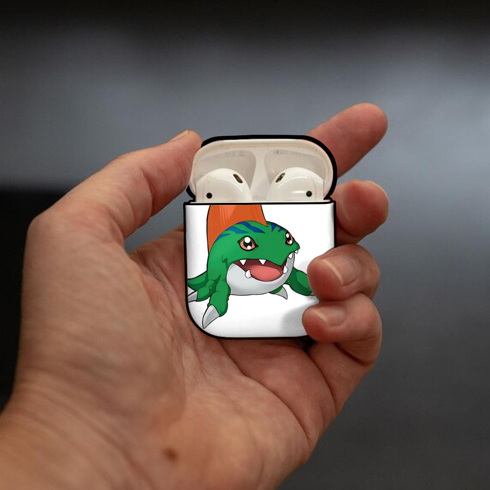 Digimon デジタルモンスター/デジモン AirPods 第2世代保護ケース ハードシェル ブラック 耐衝撃・防指紋・カラビナ付き