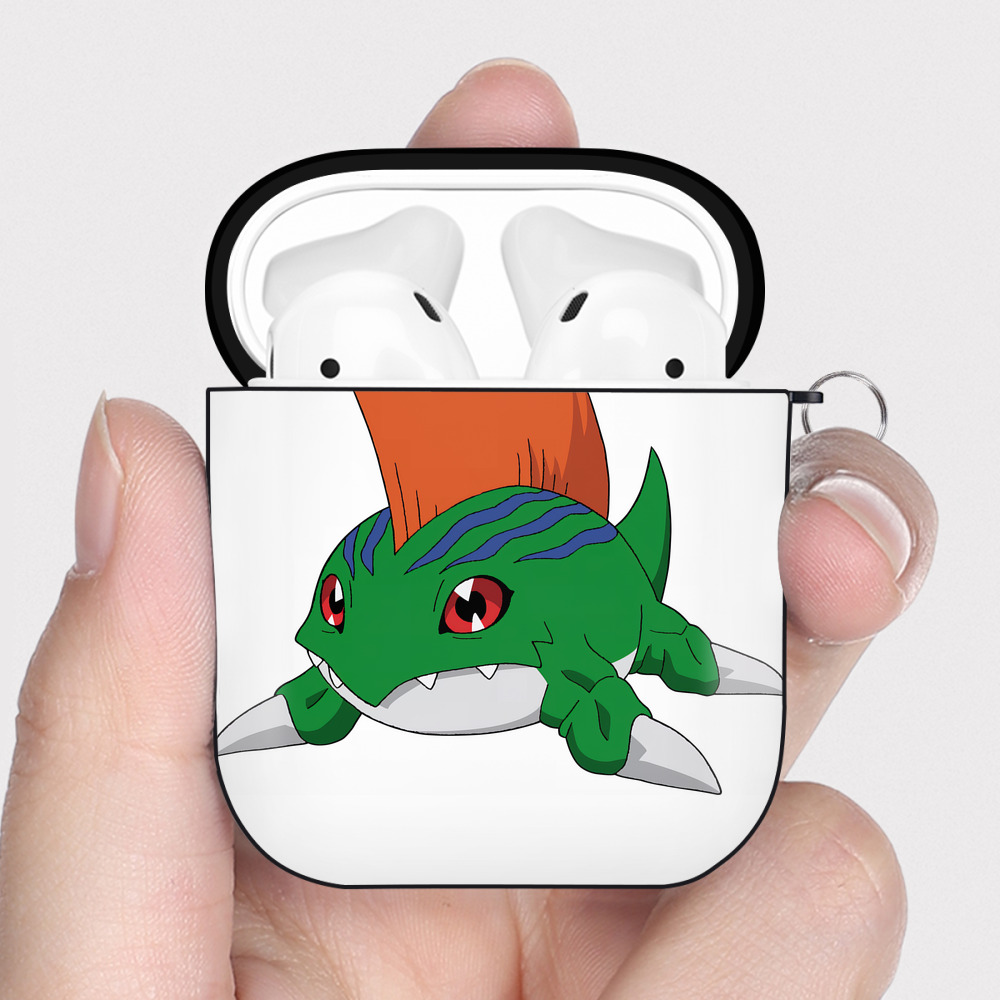 （画像用） Digimon デジタルモンスター/デジモン AirPods 第2世代保護ケース ハードシェル ブラック 耐衝撃・防指紋・カラビナ付き