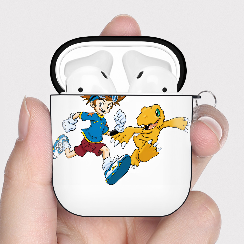 （画像用） Digimon デジタルモンスター/デジモン AirPods 第2世代保護ケース ハードシェル ブラック 耐衝撃・防指紋・カラビナ付き