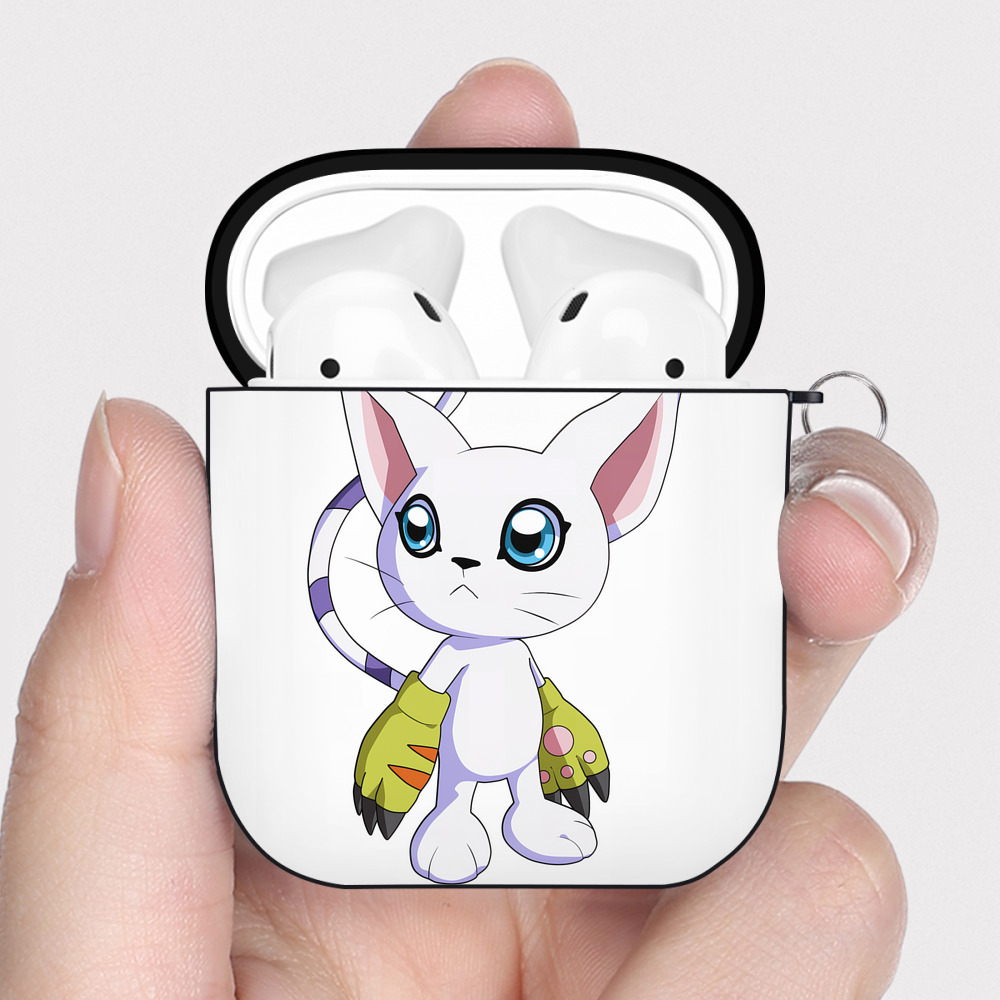 （画像用） Digimon デジタルモンスター/デジモン AirPods 第2世代保護ケース ハードシェル ブラック 耐衝撃・防指紋・カラビナ付き