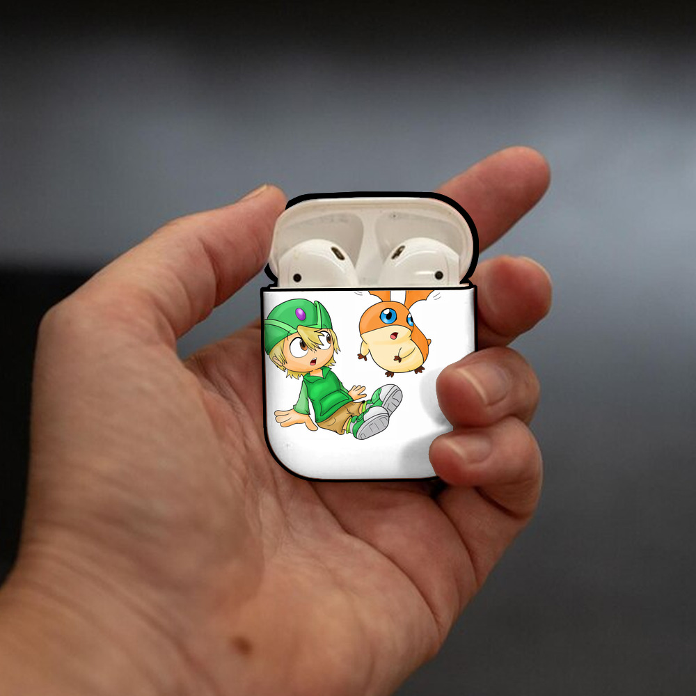 Digimon デジタルモンスター/デジモン AirPods 第2世代保護ケース ハードシェル ブラック 耐衝撃・防指紋・カラビナ付き